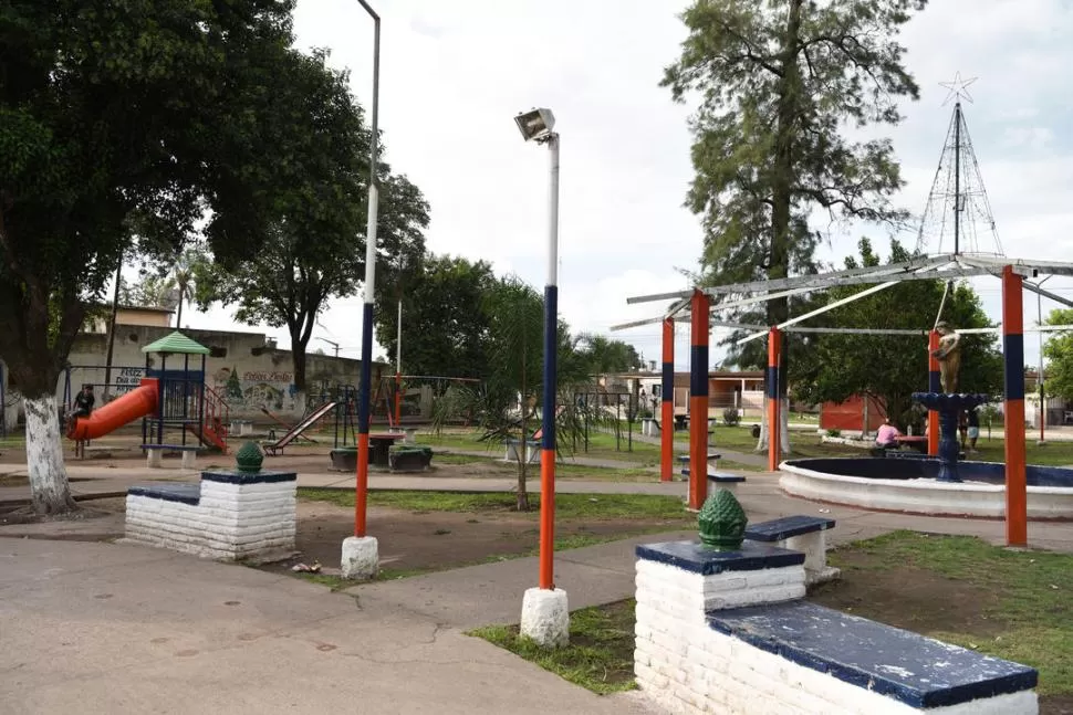 ESCENARIO DE LA VIOLENCIA. Tanto el propietario del local como vecinos afirman que en la plaza del pueblo siempre hay peleas. la gaceta / fotos de diego aráoz