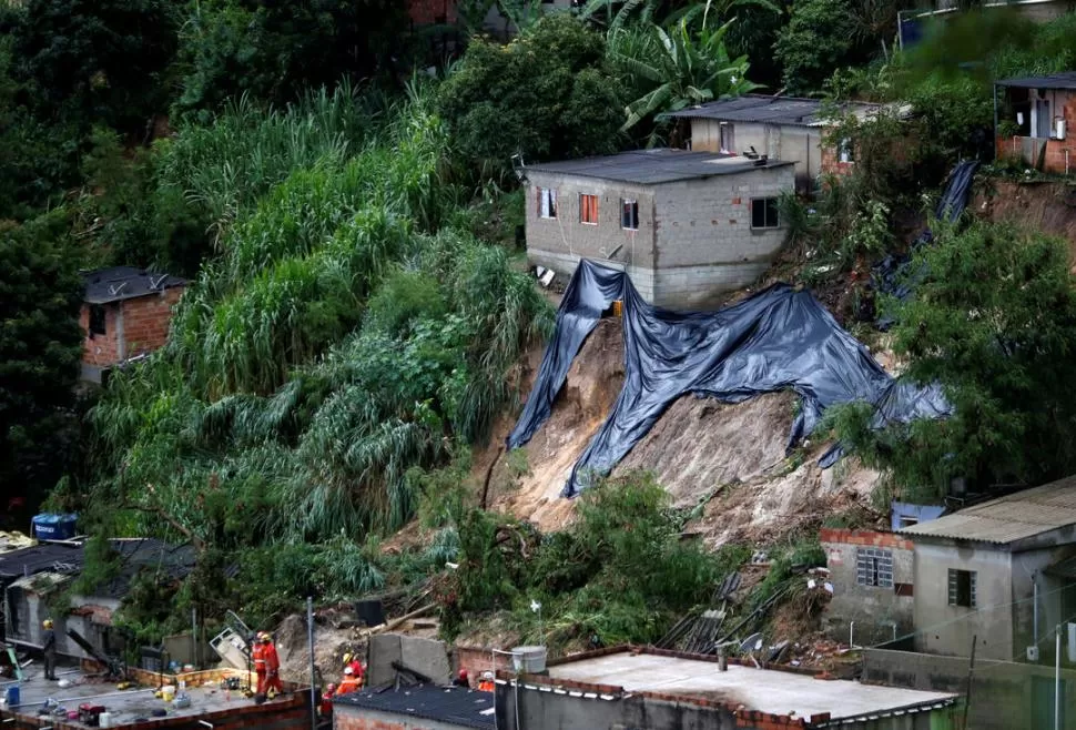 DESLAVES. El agua causa estragos en zonas pobres de Minas Gerais.  