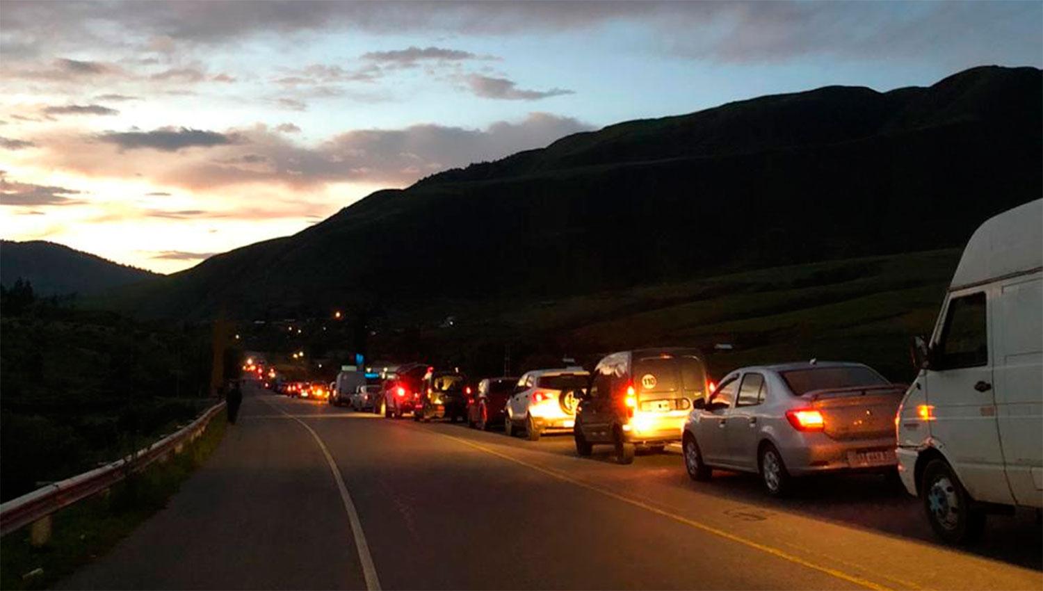 ANTES DE LA APERTURA. Poco después de las 6, ya había una fila de autos a la espera de poder bajar desde Tafí del Valle.