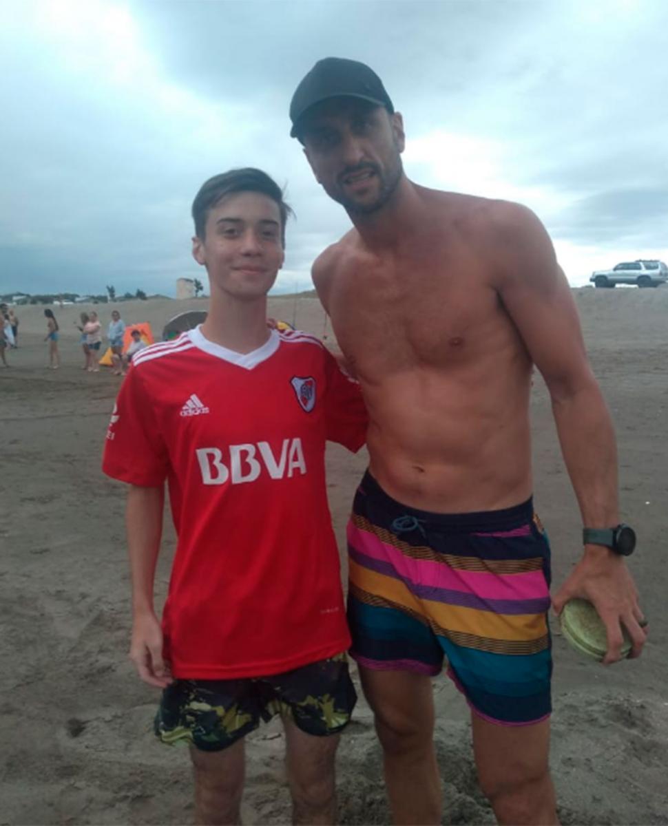 CONOCIÓ A SU ÍDOLO. Javier juega al basket desde los cuatro años.