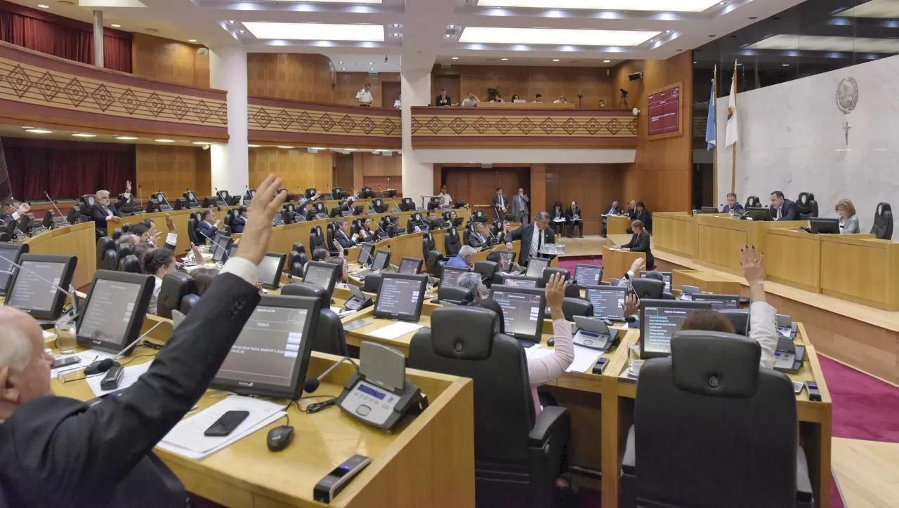 El momento en el que se efectuaba la votación en el recinto. PRENSA DE LA LEGISLATURA 