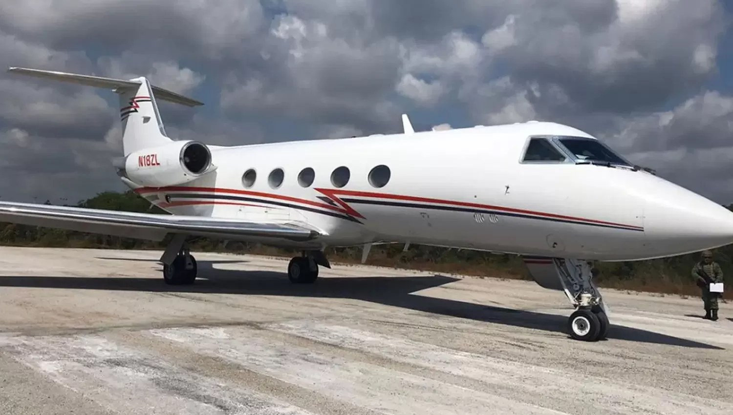 EL AVION. Está registrada en los Estados Unidos con matrícula N18ZL GLF3.