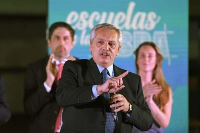 Alberto parte rumbo a Europa en su segunda gira oficial