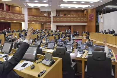 Los legisladores congelaron sus dietas y redujeron el 10% de sus haberes