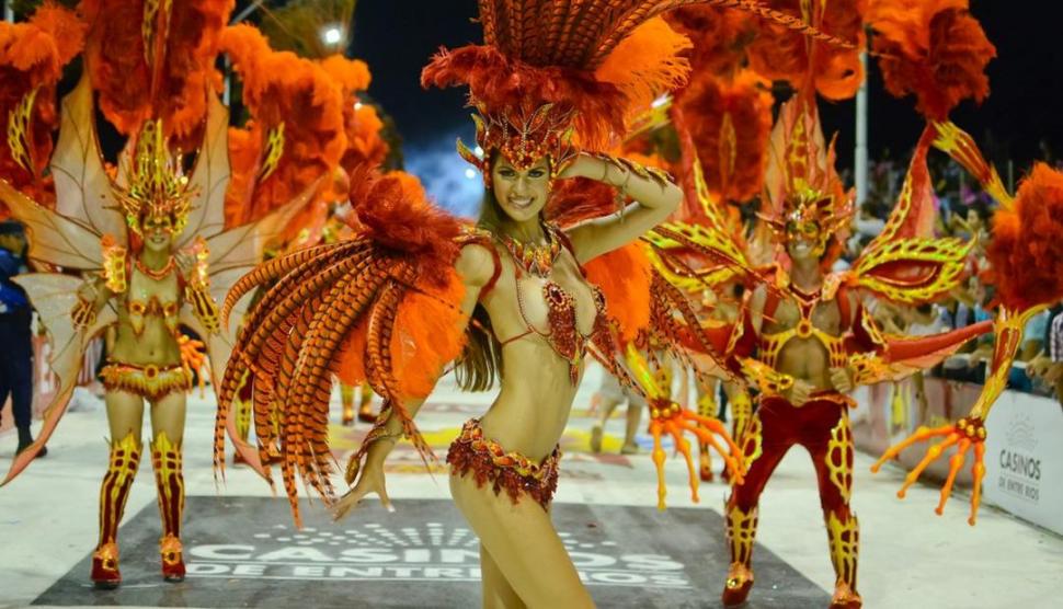 GUALEGUAYCHÚ. Plumas, lentejuelas y mucha piel en Entre Ríos.