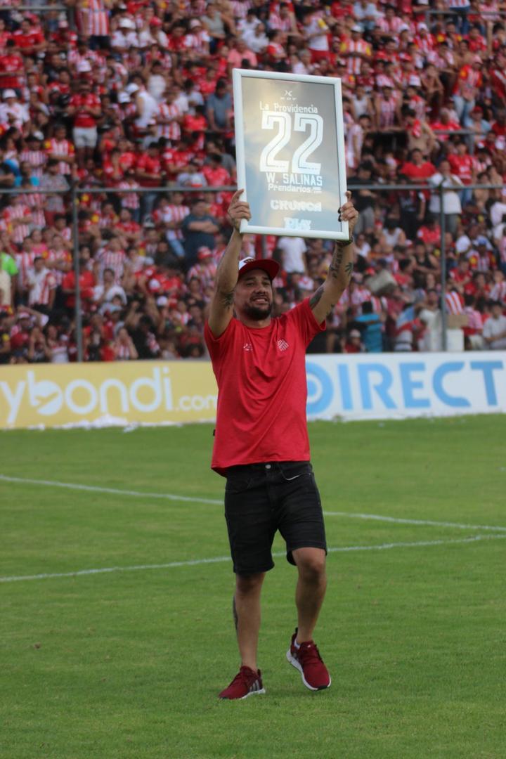 SUEÑO CUMPLIDO. Walter muestra orgulloso la camiseta encuadrada que recibió. foto de belén olivera