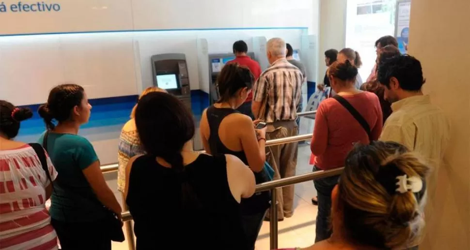 FILA PARA COBRAR. Los estatales aguardan por la confirmación de las fechas en que se acreditarán los haberes. la gaceta / archivo