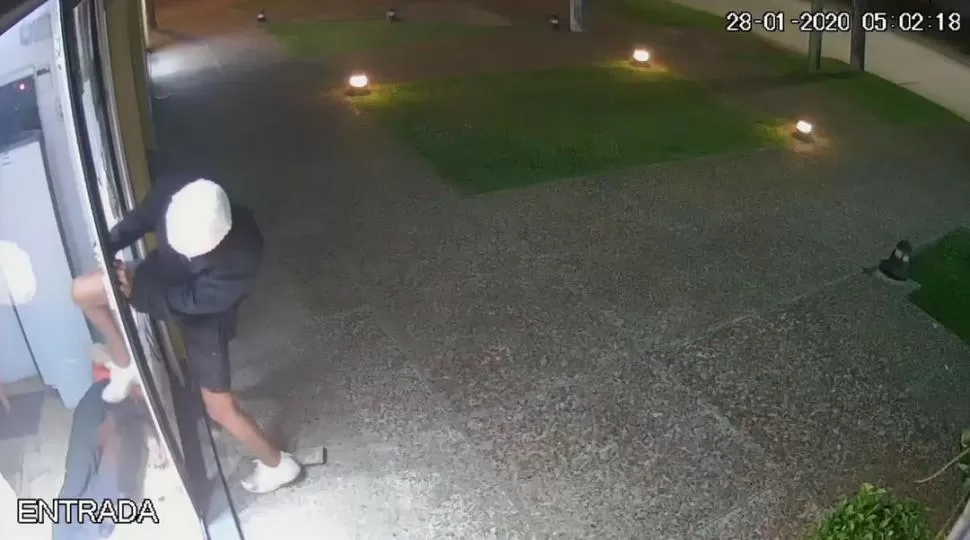 EN VIDEO. Usó una piedra para romper la puerta y efectuar el robo. credito