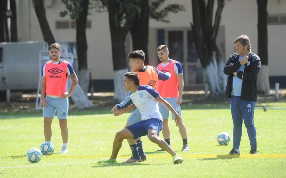 ATENTO. Zielinski observa a Toledo disputar una pelota durante un entrenamiento. Erbes y Risso Patrón miran desde más lejos. El entrenador está conforme con algunas cosas. En otras, quiere un poco más. la gaceta / foto de hector peralta