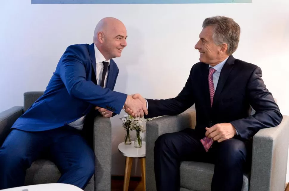 UNA VIEJA AMISTAD. El italo-suizo Gianni Infantino, presidente de la FIFA, dijo que Mauricio Macri tiene el perfil ideal para poner el fútbol al servicio de la sociedad. télam