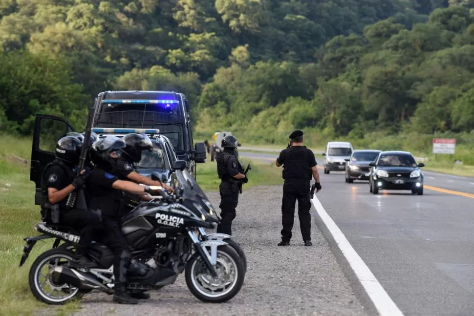 ESPERA EN LA RUTA. El equipo del Grupo Cero, instalado en la ruta 9, cerca del puente del acceso a El Cadillal. la gaceta / fotos de diego aráoz