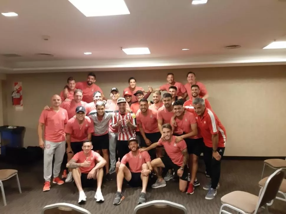 SUEÑO CUMPLIDO. Walter muestra orgulloso la camiseta encuadrada que recibió. foto de belén olivera