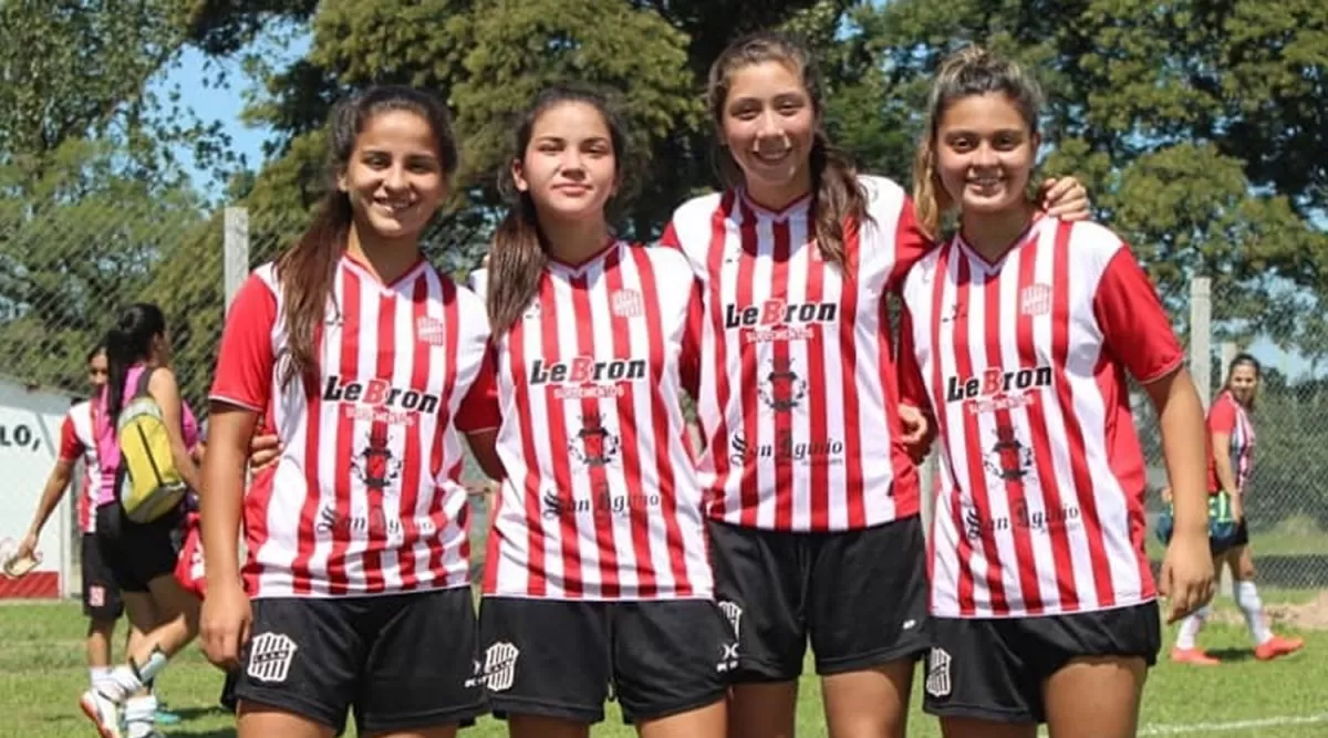 FÚTBOL FEMENINO. Carla y Giovanna, junto a sus compañeras de plantel.