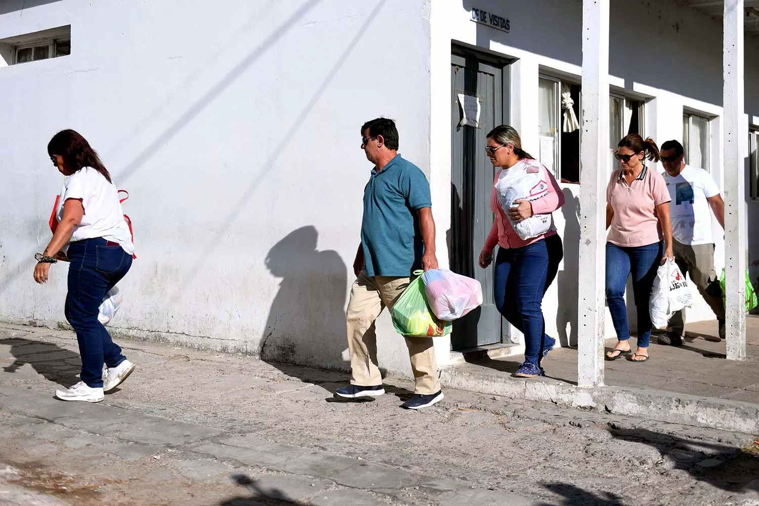 Los padres de los 10 rugbistas fueron esta tarde a visitarlos al penal de Dolores.