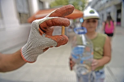 En dos horas recolectaron 8.500 colillas de cigarrillos en el centro