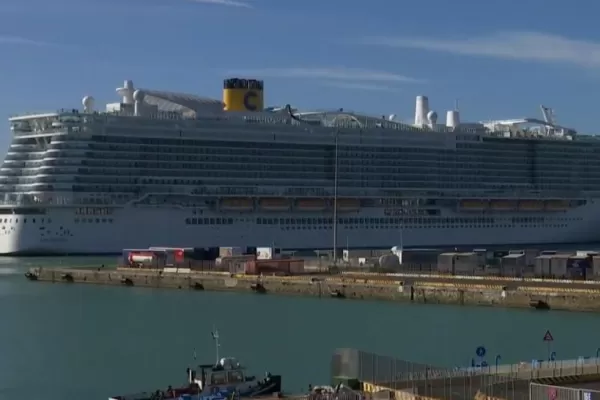 Por un posible caso de coronavirus, bloquean en Italia un crucero con 6.000 pasajeros
