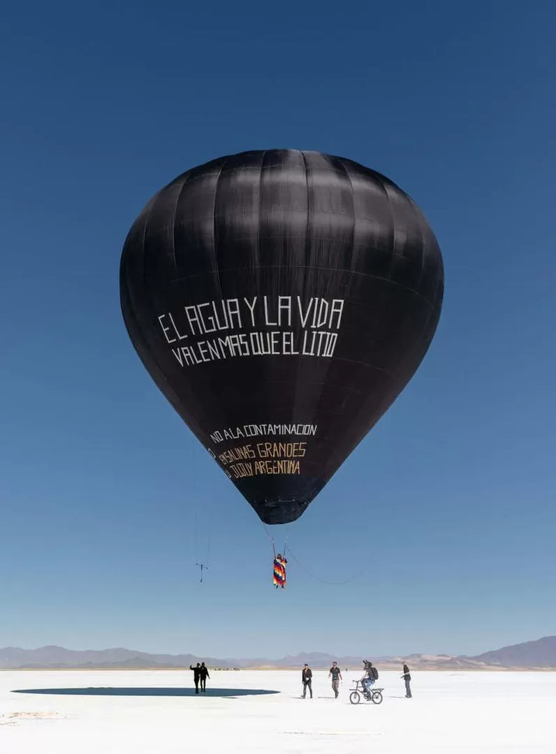 EN EL AIRE. Un gran globo tripiulado por una mujer se elevó sin motor en las Salinas Grandes de Jujuy. 