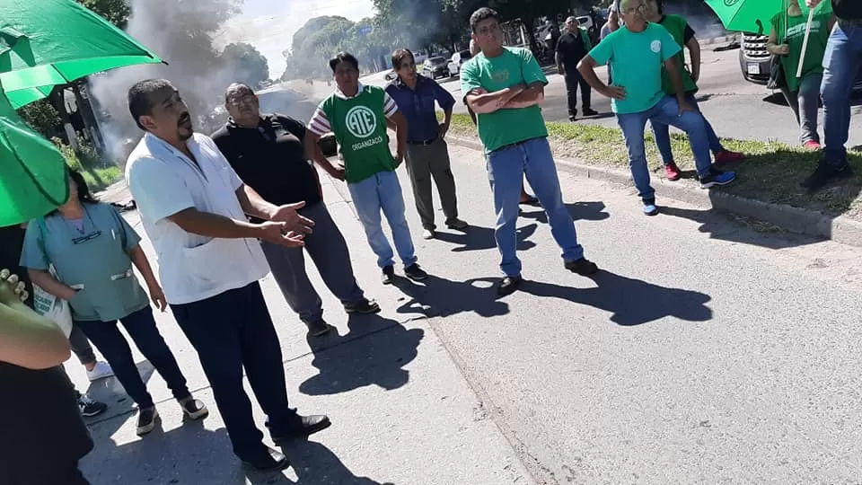 ESTA MAÑANA. Empleados del hospital Nuestra Señora del Valle cortaron el tránsito.