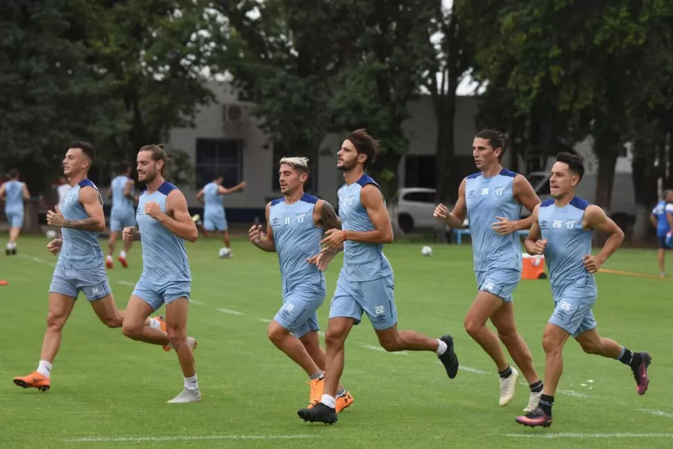 A NO CAERSE. Gissi y Toledo corren durante el entrenamiento de Atlético. Ambos serían titulares en el partido del sábado. la gaceta / fotode diego aráoz