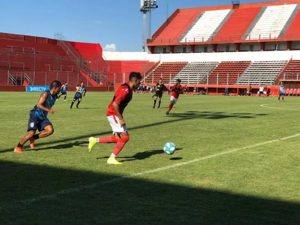 CUMPLIÓ. Lucas Diarte con pelota dominada, mientras desde atrás lo persigue Jonathan Amaya prensa casm