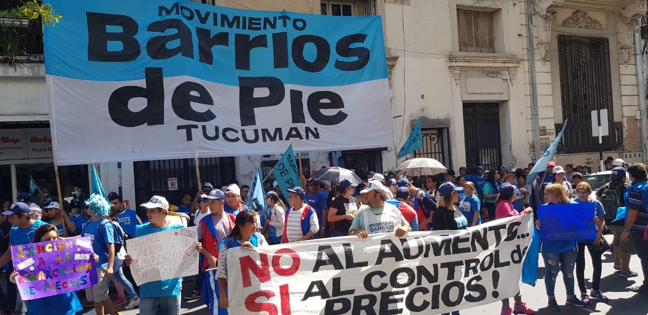 Con presencia policial, Barrios de Pie reclama en los supermercados céntricos