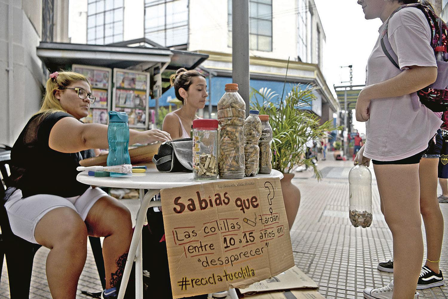 RECEPTÁCULO. Las Colillas se guardan en botellas de plástico, también recicables.