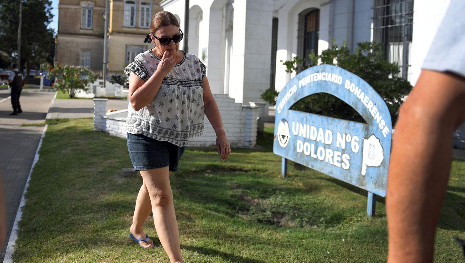 VISITA. Los familiares acompañaron hoy a sus hijos en el penal de Dolores.