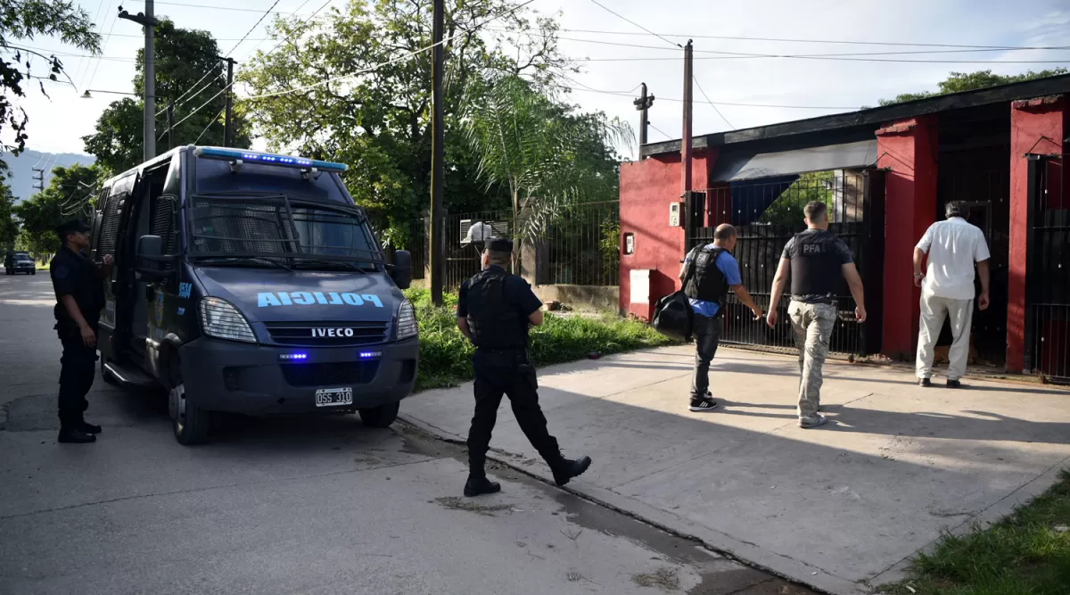GUARDIA. Policías de la Federal custodian la casa donde ocurrió el incidente.