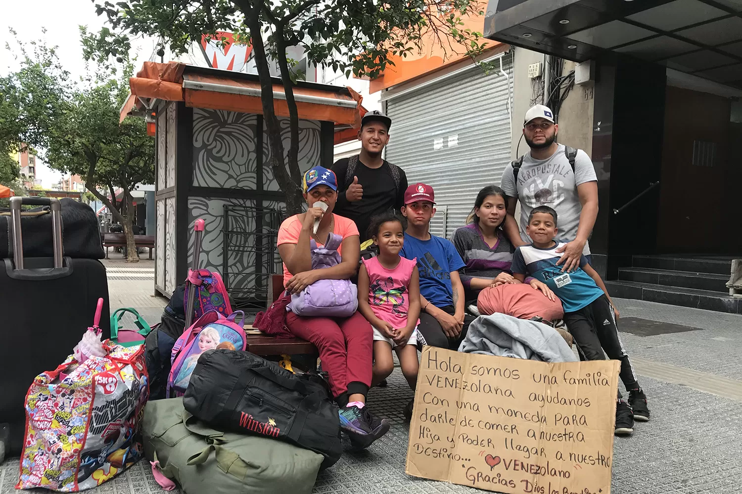 Los Cace y los Gonzalez, las dos familias que esperan ayuda para llegar a Bolivia.