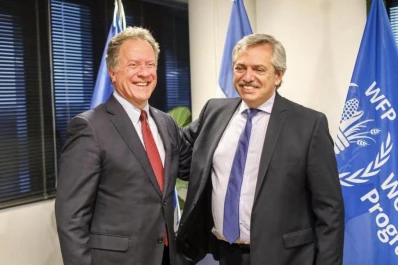 Fernández inicia su gira europea con una reunión con Francisco