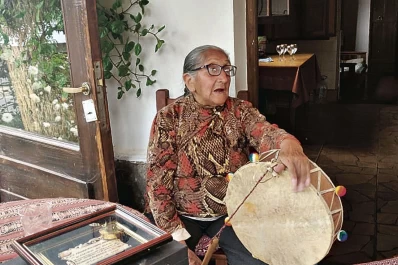 La empanadera que llevó la copla vallista al Obelisco y a los 83 sigue cantando