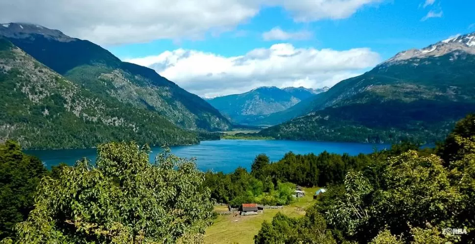 EL VALLE DE PIEDRA PARADA. Se encuentra a unos 135 kilómetros de Esquel y se extiende por casi 100 kilómetros a lo largo del Río Chubut. Atrae a escaladores de todo el país. 