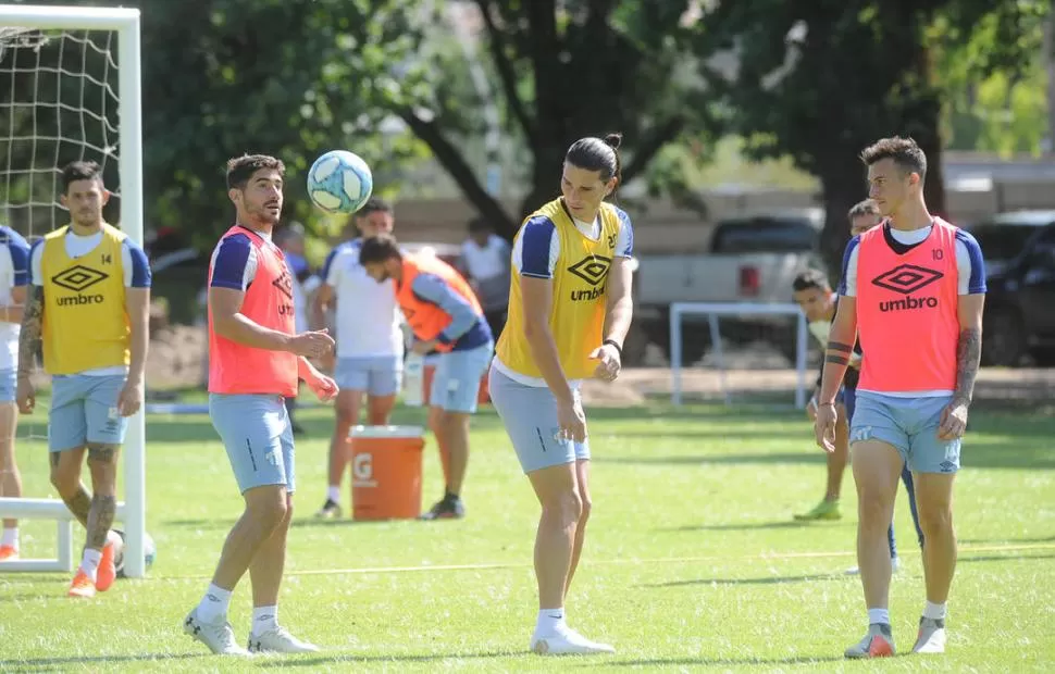 10 EN FILA. Atlético lleva una decena de partidos sin perder y piensa en extender la racha. En la foto, Erbes, Gissi y Lotti, tres que verían acción mañana, intentarán ayudar a conseguir ese objetivo. la gaceta / foto de hector peralta (archivo)