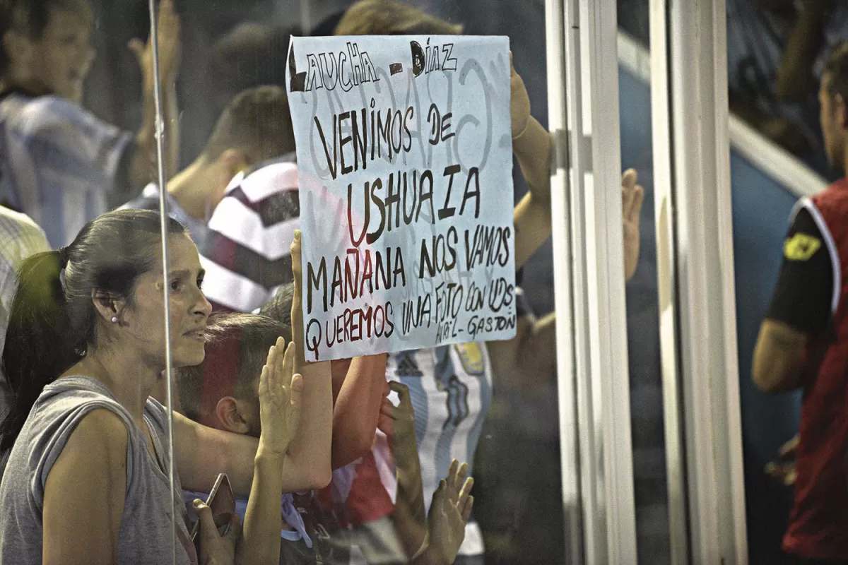 VALIÓ LA PENA. Paola sostiene el cartel, a través del acrílico; la mamá hizo todo lo posible pata que Gastón cumpla su sueño. LA GACETA / FRANCO VERA