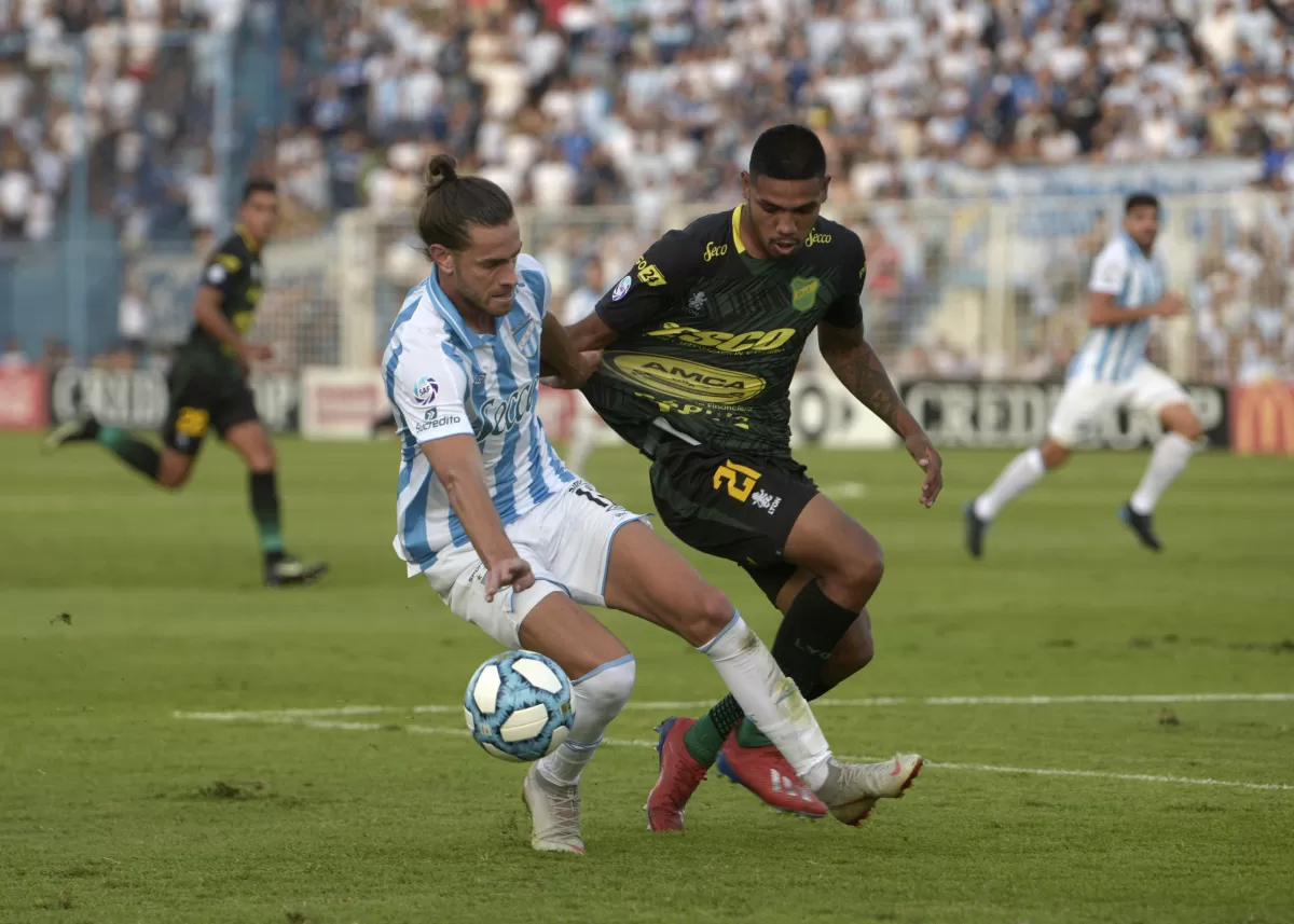 EL MEJOR DE ATLÉTICO. Lucas Melano lucha con David Martínez, en una jugada del primer tiempo. en ese período, el cordobés desequilibró y le bastó para ser la figura del equipo en el partido. LA GACETA / FRANCO VERA