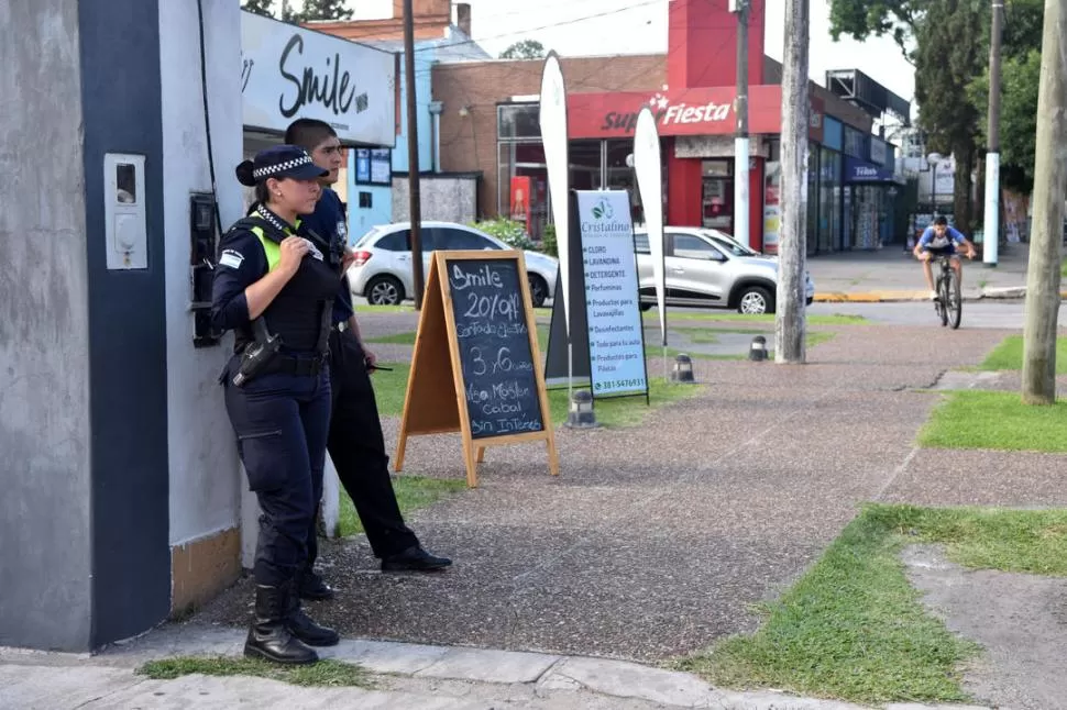 VIGILANCIA TARDÍA. El local Smile de Lobo de la Vega 98, fue atacado tres veces desde octubre. La última ocasión fue el martes pasado.