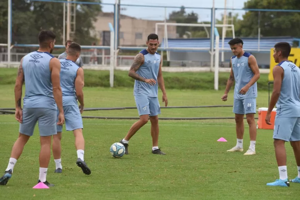 PODRÁ VOLVER. Jonathan Cabral, en el centro de la escena durante el entrenamiento de Atlético, regresará a la defensa titular de Atlético luego de la suspensión que sufrió por la Superliga.  la gaceta / foto de DIEGO ARAOZ