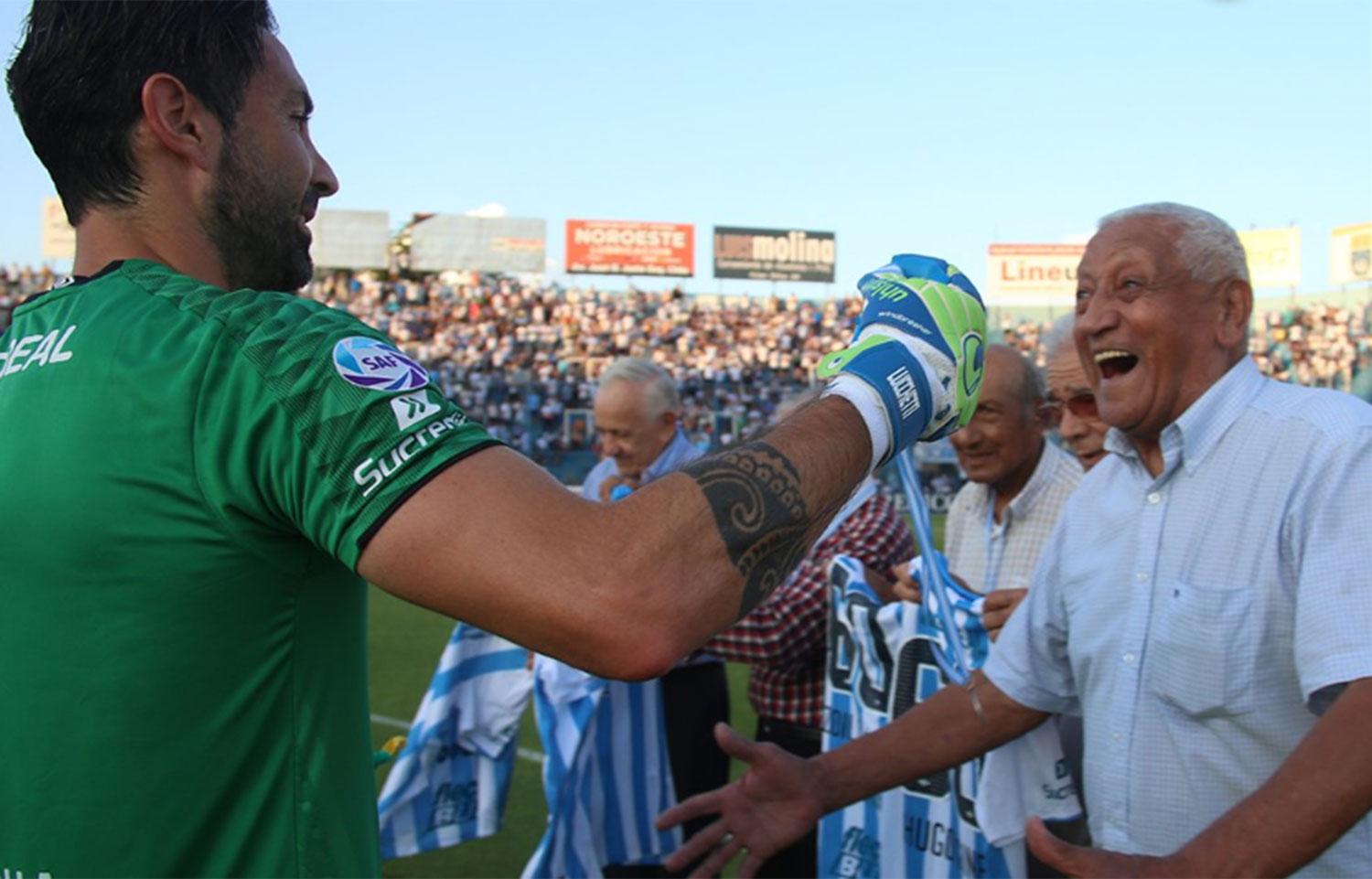 Cristian Lucchetti saludó a los campeones de 1960 en la previa del encuentro del sábado. FOTO TOMADA DE TWITTER.COM/ATOFICIAL