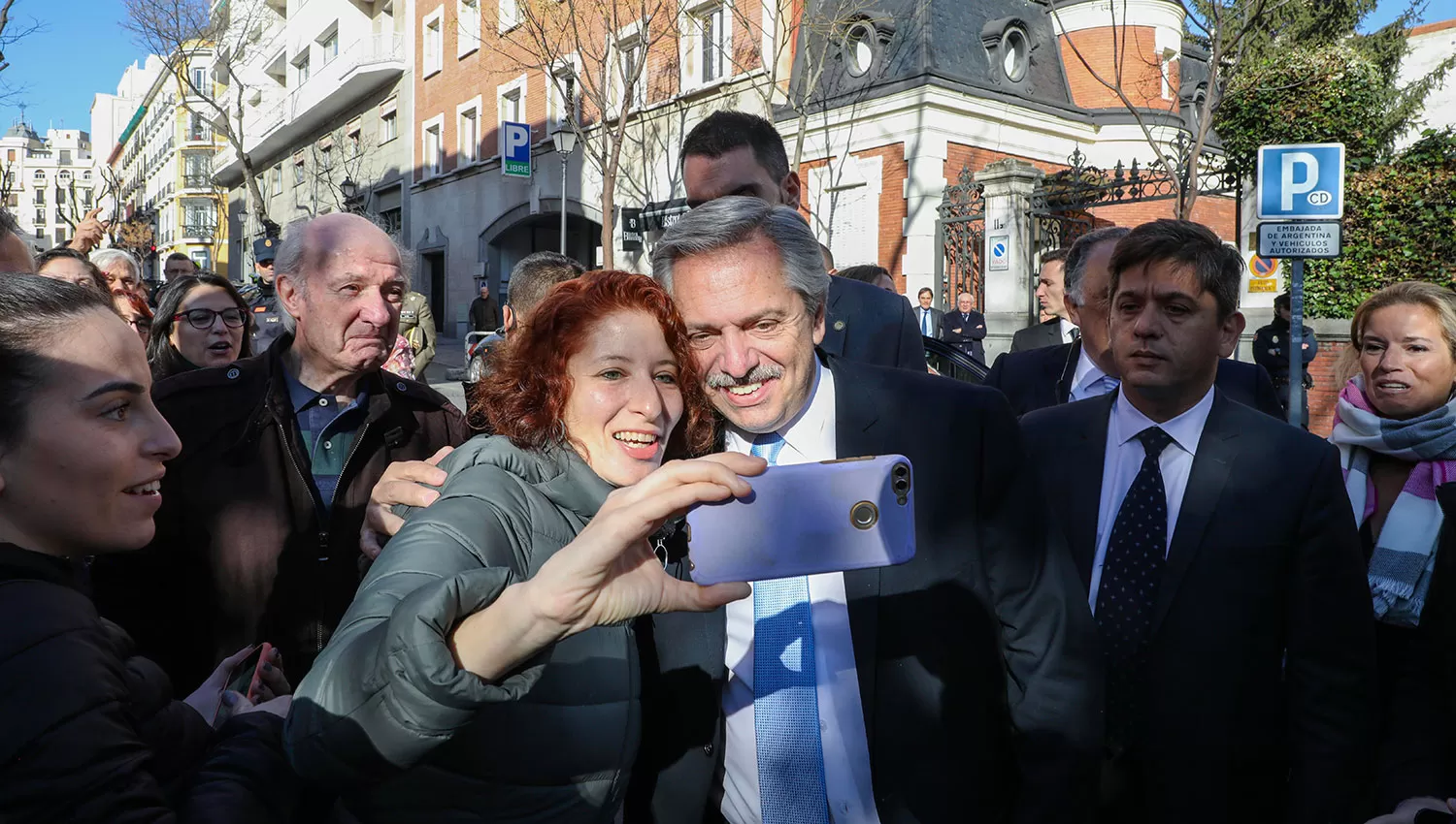 SELFIE. Alberto fue bien recibido en su arribo a la capital española. TÉLAM 