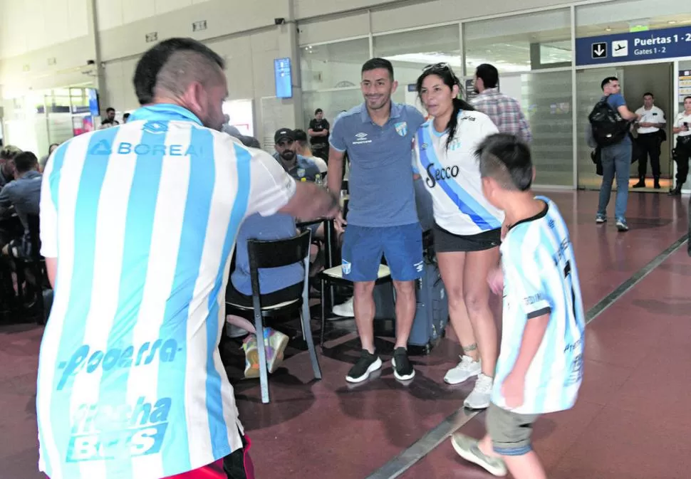 EN EL AIRE. Acosta, Carrera, Lucchetti, Melano, Heredia y los Toledo, en el avión.  