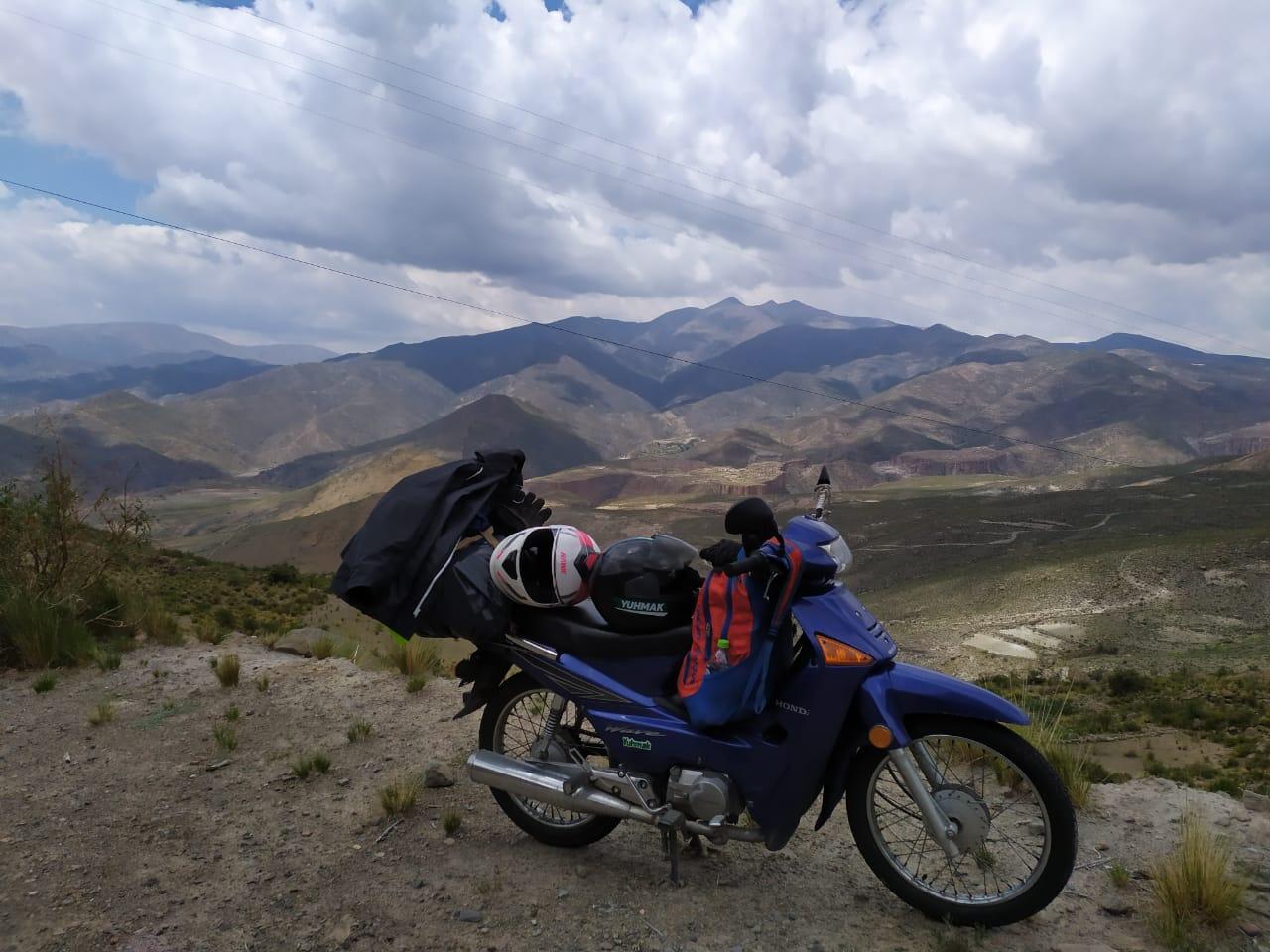 PAISAJE. La Honda Wave se bancó los 1.187 kilómetros. 