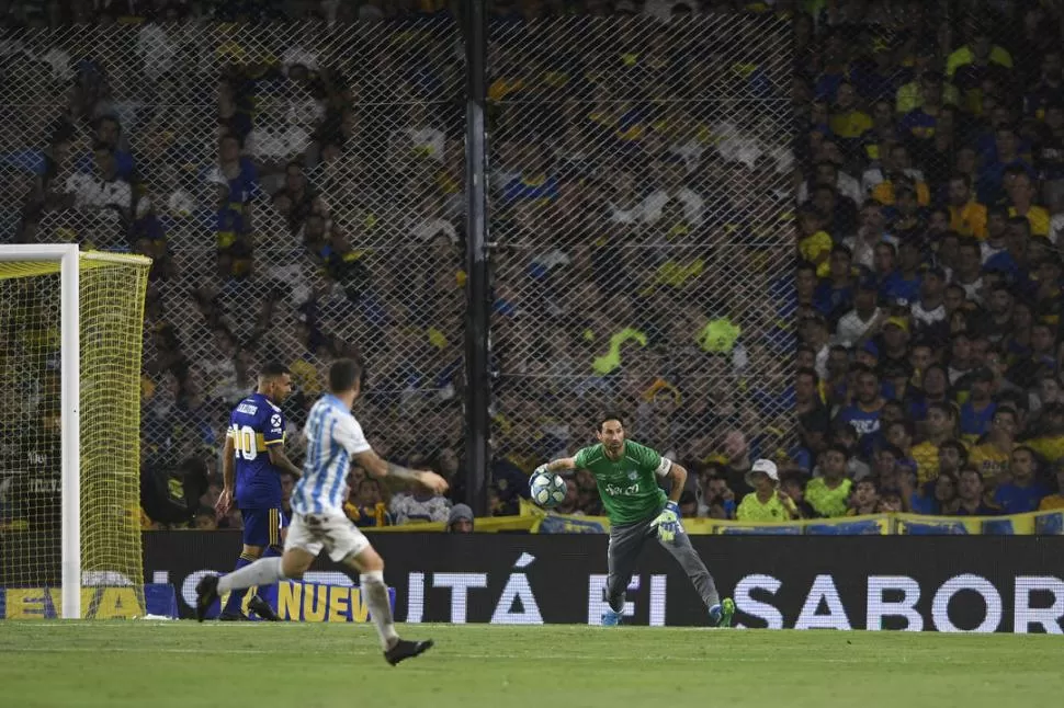 BUEN PARTIDO. Pese a haber recibido dos goles, Lucchetti tuvo varias buenas intervenciones para salvar al “Decano”. Foto de Ignacio Izaguirre / especial para la gaceta 