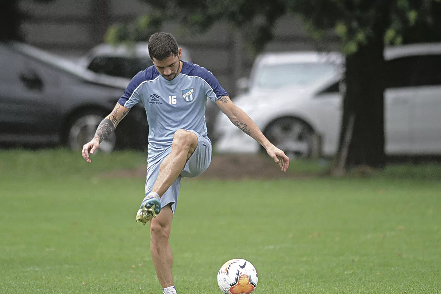 IMPROVISADO TITULAR. José Luis Fernández ocupará el lugar del lesionado Monzón y jugará desde el arranque. 