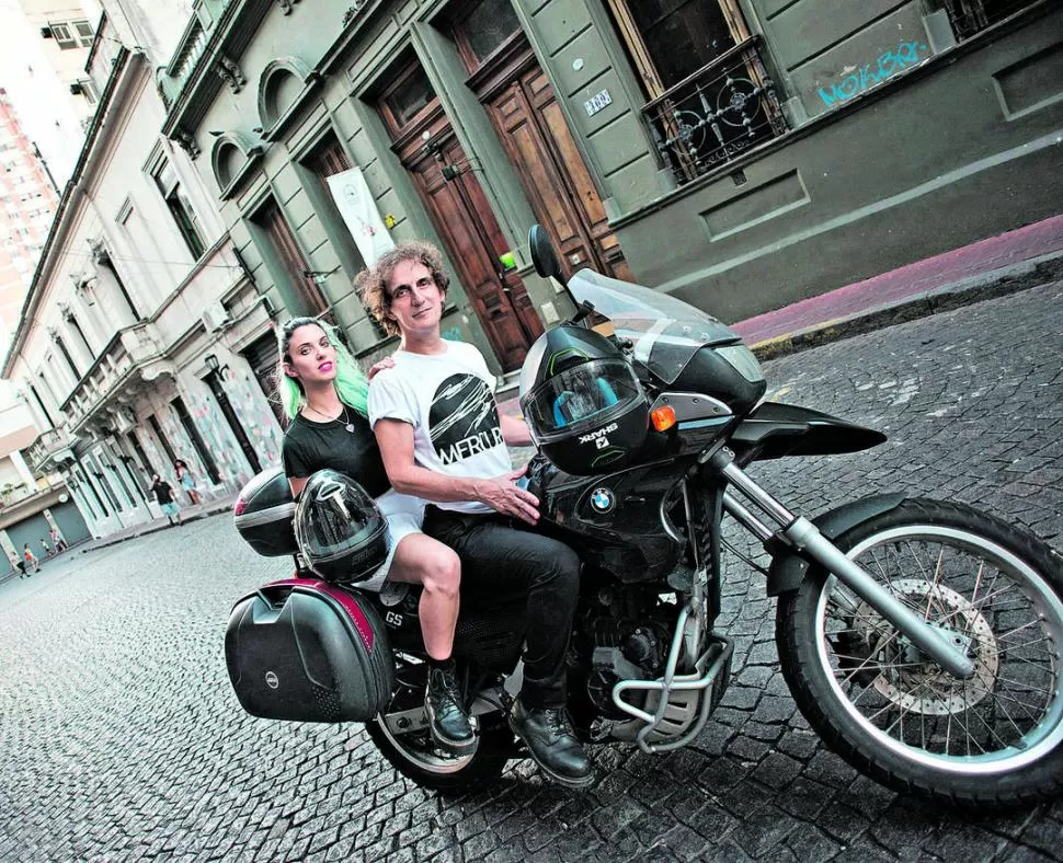 EN MOTO. El baterista y Mariana Fages cantaron en Casa Managua.  