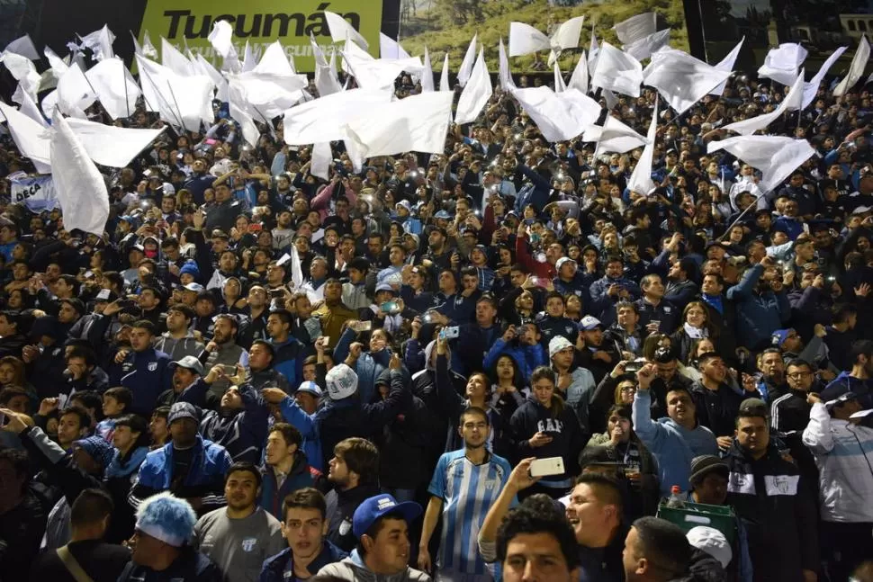 LO CONSIDERAN CLAVE. Los jugadores del conjunto “albiceleste” y el entrenador Ricardo Zielinski creen que el público le hará sentir la presión a The Strongest en el encuentro de esta noche en el Monumental. la gaceta / foto de Diego Aráoz