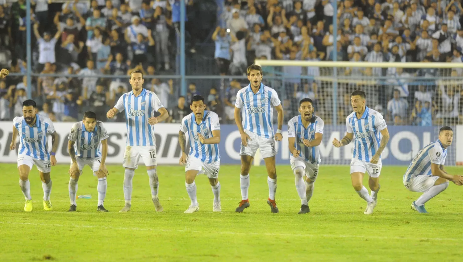 EUFORIA. Lucchetti ya atajó el último penal y sus compañeros explotaron en el centro de la cancha.