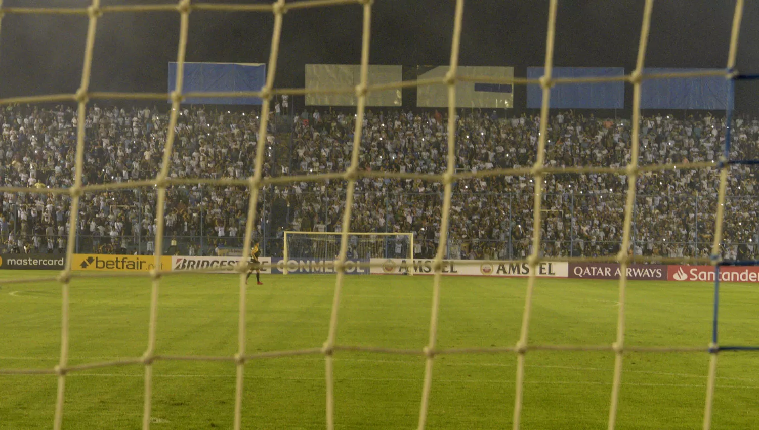 ILUSIONADOS. Los hinchas decanos volvieron a colmar las tribunas del José Fierro para otra noche inolvidable.