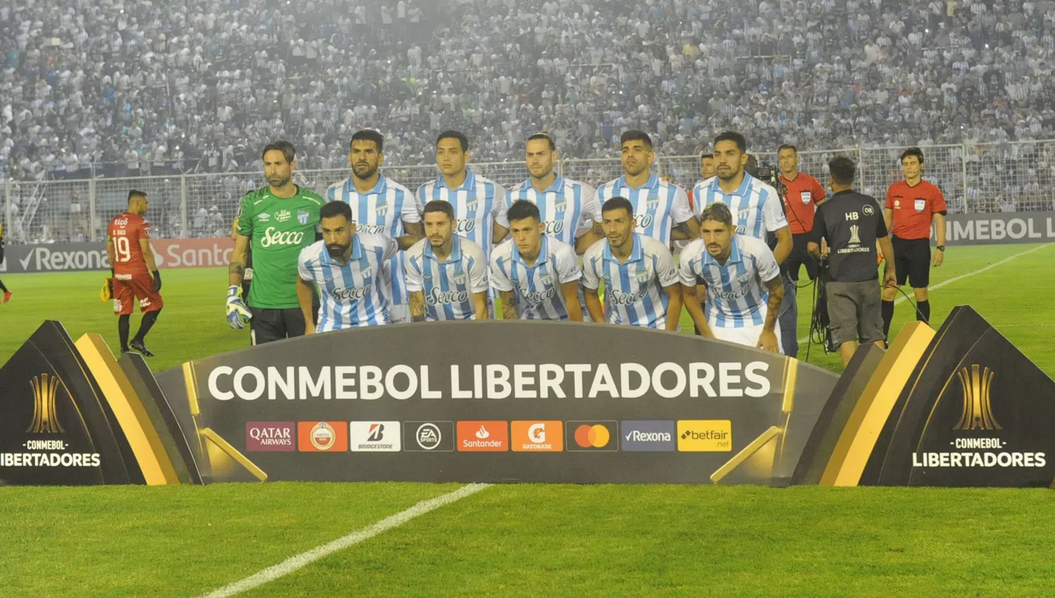 NOCHE SOÑADA. El plantel tucumano consiguió la clasificación y ahora invita a soñar.