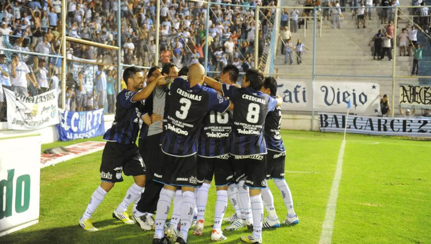 TODOS JUNTOS. El arquero atajó tres penales, convirtió el suyo y ayudó a clasificar al equipo a la siguiente fase de la Copa Argentina. 