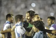 Atlético gana y emociona, con Luchetti vestido otra vez de héroe